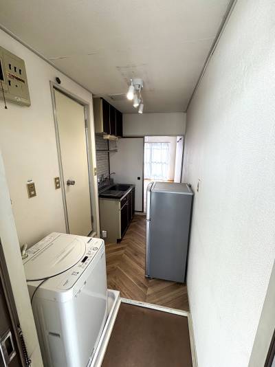 玄関兼キッチンは狭いですが、必要なものは手の届く範囲に！！