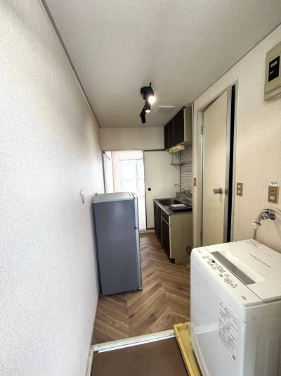 玄関兼キッチンは狭いですが、必要なものは手の届く範囲に！！