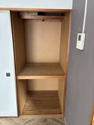 洋室内の押入れになります。