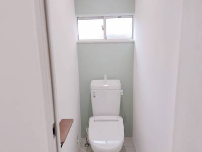 可愛らしいアクセントクロスのトイレ