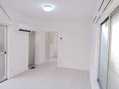 白を基調にした居室は明るい雰囲気