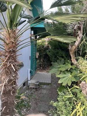 玄関の横に水道があります。