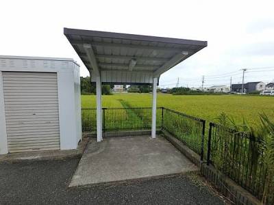 駐輪場。お子様の自転車も置けます。