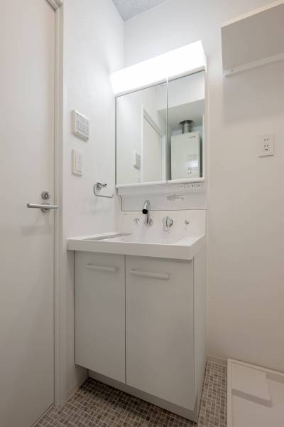ホワイトで清潔感たっぷりの洗面所です。