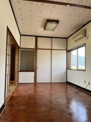 ２階洋室。床はピカピカ！収納たっぷりあります