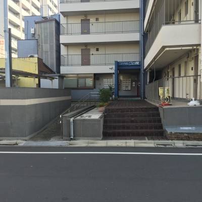 入口です。左がバイク自転車置場