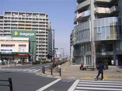 駅前通りを真っ直ぐ、ゆっくり歩いて5分の便利さ