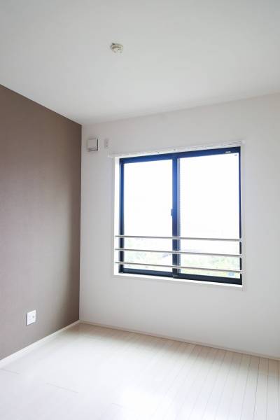 4.7帖の寝室でキングサイズのベッドも置けます。