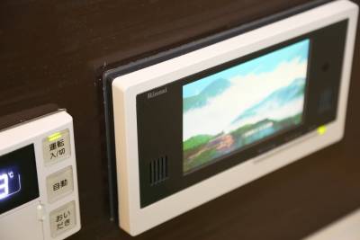 浴槽前の7インチの液晶TV。入浴時間が楽しくなりますね。