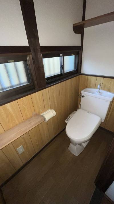 ☆温水洗浄便座付き☆収納棚あり☆