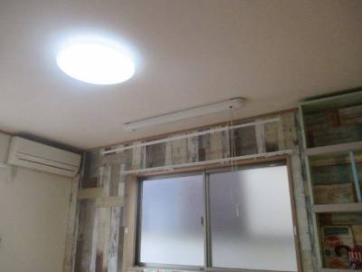 個室。部屋干しが出来る昇降型物干しがあります。