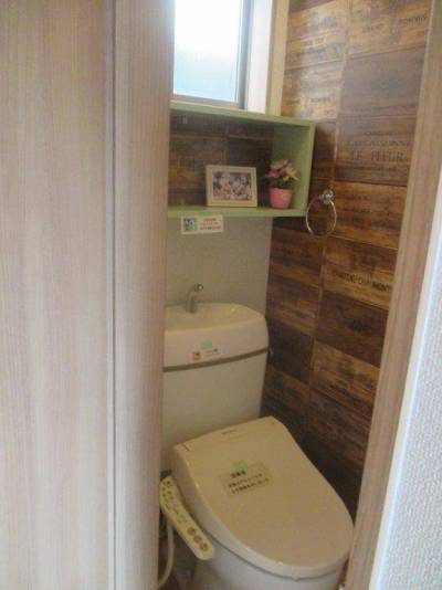トイレ。トイレットペーパーが収納出来る棚が付いてます。