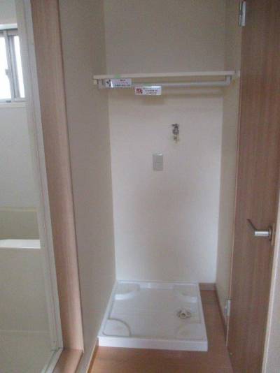 洗濯機置場。棚とバーが付いています。