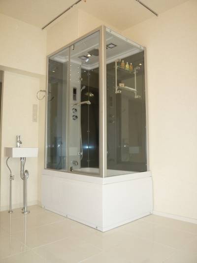 ガラス貼りシャワー室とカーテンレール