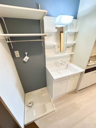 室内洗濯機置き場にはランドリーシェルフも設置済み♪
