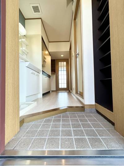 玄関も広々、大型の靴箱も備えています♪