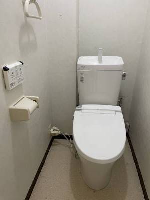 リホーム済みのトイレ。壁側コントローラも衛生的。