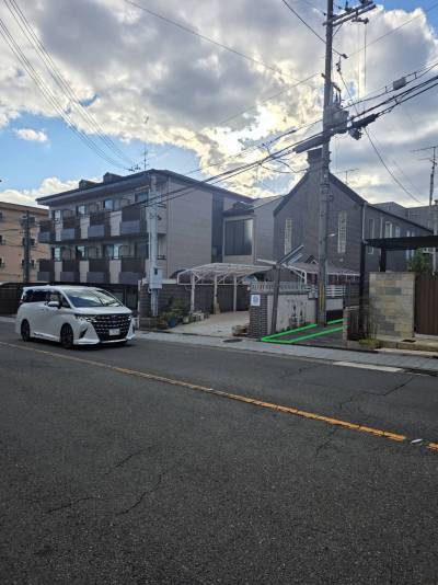 道から少し入った奥に建物があります。