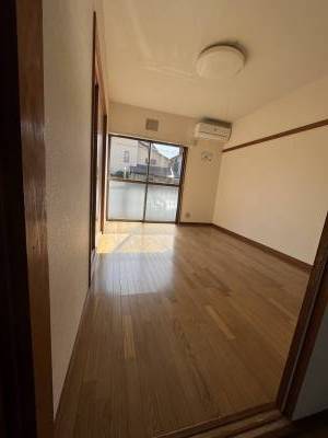 洋室〜南向き、新品エアコン、クロス交換、天井塗装済み〜