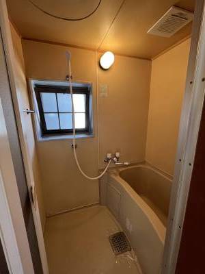浴室〜新品カラン＆新品シャワー、新品換気扇、換気窓あり〜