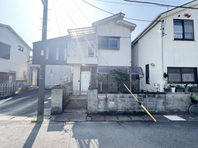 閑静な住宅街の一軒家です。