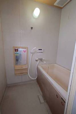 新品のシャワー付き水栓のお風呂です