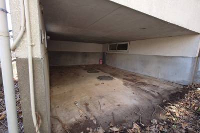 屋根付きの地下駐輪場があります。