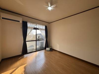 お部屋の窓の隣は駐車場の為開放感があります(^^♪