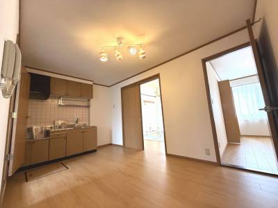 玄関を通るとキッチン！すべての部屋に繋がっています！