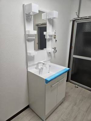 新品、洗面台はシングルレバーで便利。