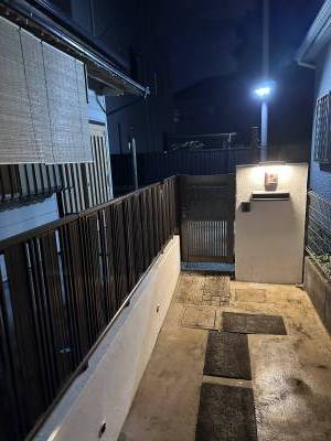 玄関に人感センサー付ソーラー充電ライトを新設しました。