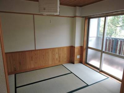 押入れの収納があり、落ち着きのある畳の和室です。　