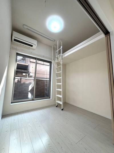 南側ロフト付き洋室