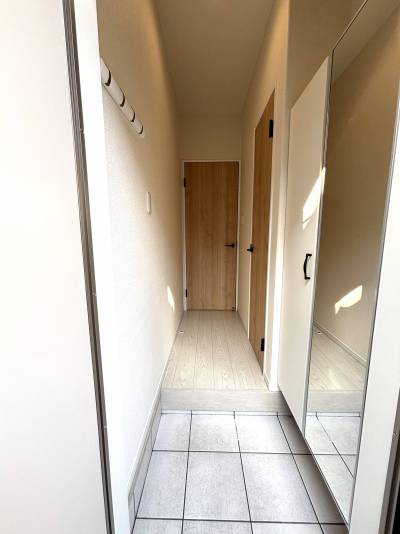 玄関・大型下足箱姿鏡付き