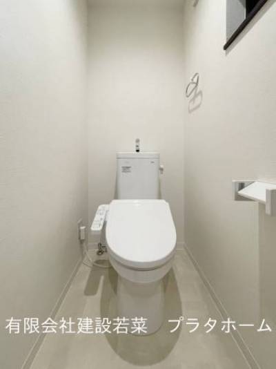 温水洗浄便座付きで、清潔感のあるトイレです
