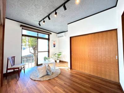 日差しが差し込むリビング。スポットライトで間接照明も。