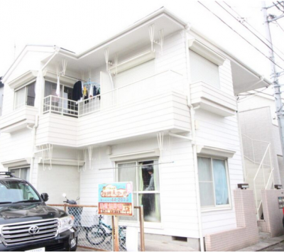 部屋の窓は安心＆安全のシャッターつき！