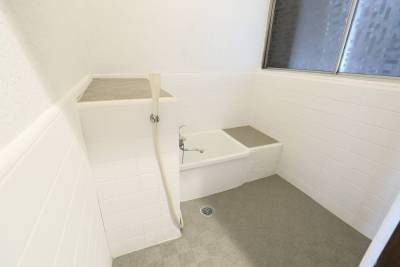 タイル床ではない温かみのある浴室