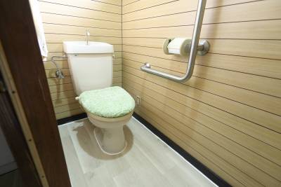 様式便座のトイレ、手すり付き