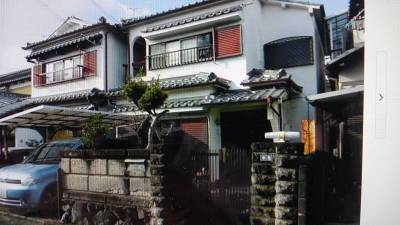 右手の建造物です