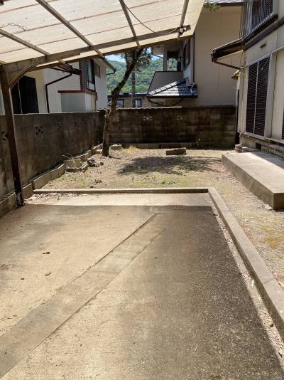 手前が駐車場、奥が庭