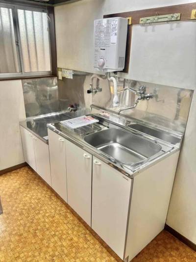 流し台、瞬間湯沸かし器は新品交換済み！2口コンロ可能。