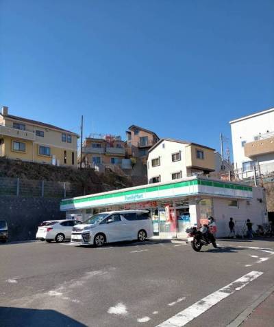 コンビニ ファミリーマートン 湘南港が丘店まで400m