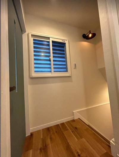 明るい２階廊下と階段です