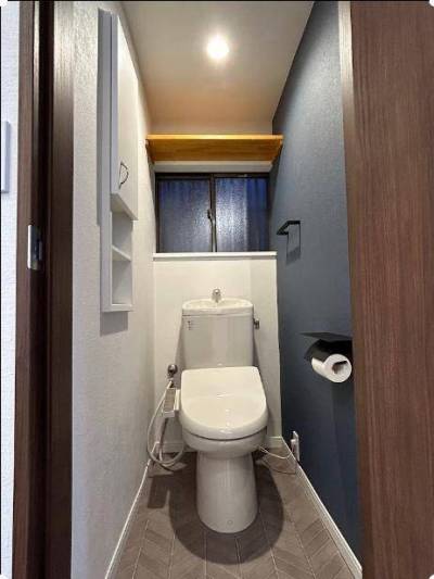 壁面収納を備えたトイレです