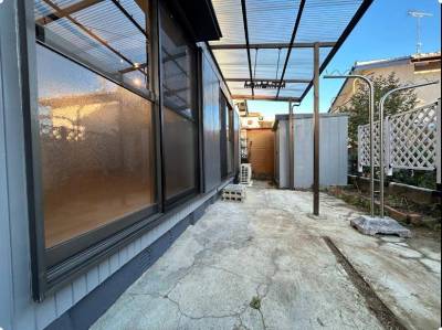 庭にはテラスと物置があり花壇も利用できます