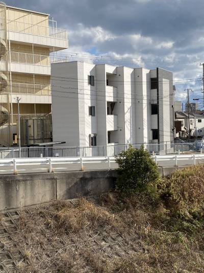 川沿いに位置し、春は桜並木満開の景色