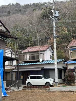駐車は楽々。裏山がいい感じでしょ
