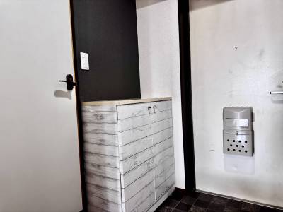 広めの玄関で大きなシューズボックスがあります。