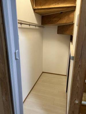 階段したの収納も広々(隠れ収納あり)